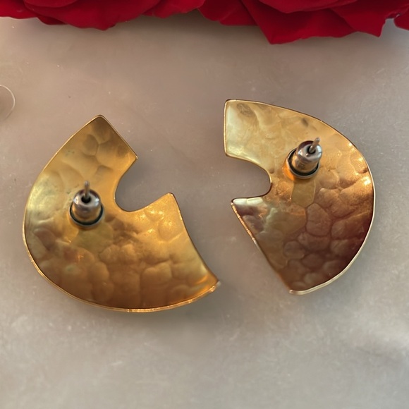 Vintage hammered gold tone metal pierced earrings, ~ 1.5”X 1” - Picture 3 of 6